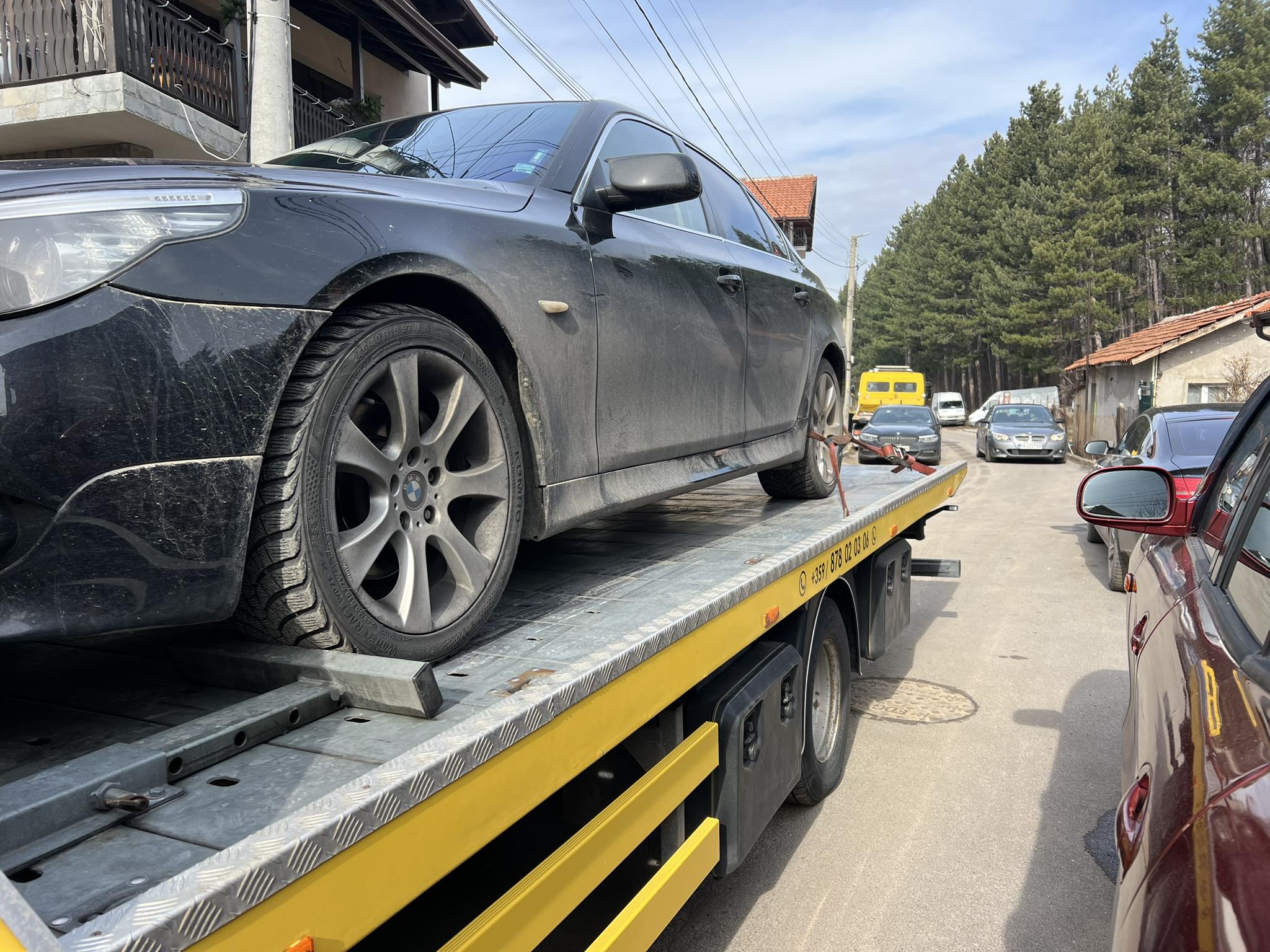Обезопасяване и репатриране на автомобил на натоварена магистрала.